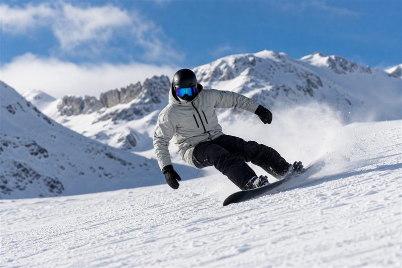 Esquí y deportes de nieve en la montaña